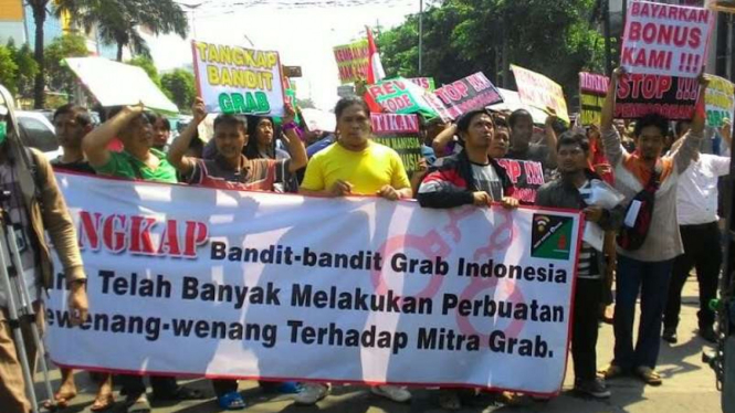 Pengemudi saat berunjukrasa di kantor PT GrabCar Indonesia.