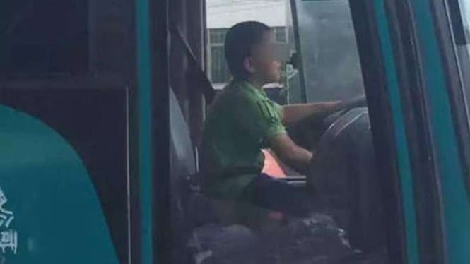 Bocah sembilan tahun mencuri bus.