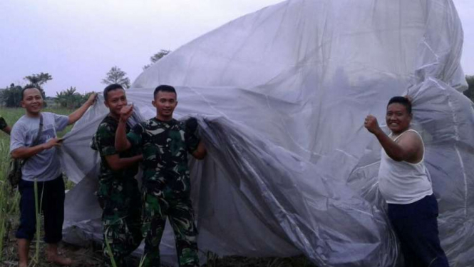 Aparat TNI menyita balon udara yang sempat melintas di jalur penerbangan dan kemudian jatuh di Kabupaten Sleman, Daerah Istimewa Yogyakarta, pada Senin, 2 Juli 2017.