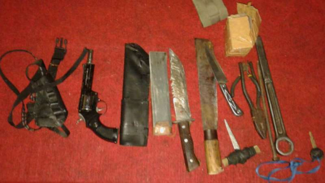 Beberapa jenis senjata tajam yang disita dari dua pria yang menumpang istirahat di Polsek Glenmore, Banyuwangi, Jawa Timur, pada Selasa, 4 Juli 2017.