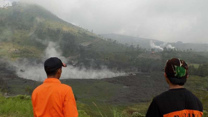 Dua orang petugas mengamati kondisi Kawah Sileri usai letupan, di Desa Kepakisan, Batur, Banjarnegara, Jateng, Minggu 2 Juli 2017. 