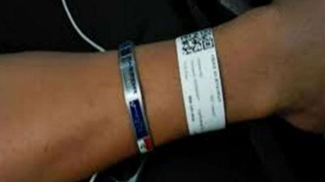 Gelang barcode untuk jemaah haji Indonesia. 