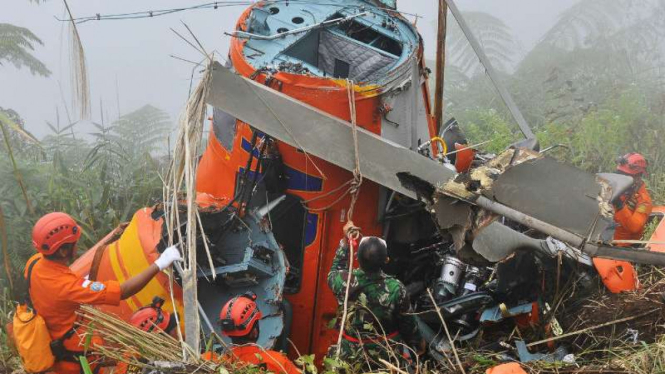 Tim gabungan melakukan proses evakuasi helikopter Basarnas yang mengalami kecelakaan di gunung Butak Desa Canggal, Candiroto,Temanggung, Jateng. Evakuasi bangkai helikopter akan memakan waktu2-3 hari karena harus dipotong-potong.