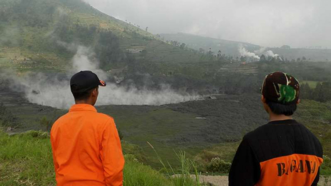 Dua orang petugas mengamati kondisi Kawah Sileri usai letupan, di Desa Kepakisan, Batur, Banjarnegara, Jateng, Minggu (2/7/2017). 