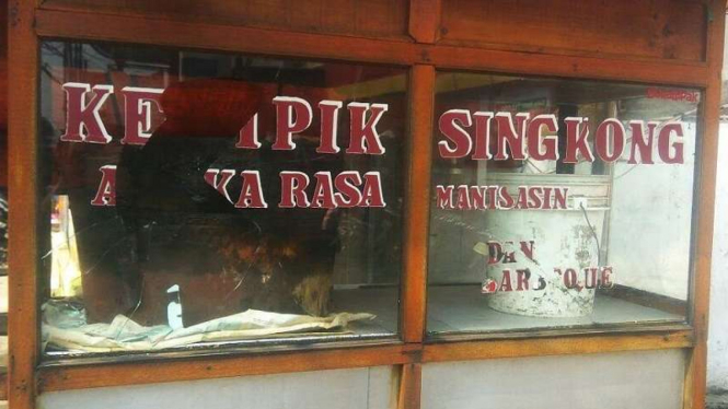 Gerobak tukang keripik singkong yang dirusak.