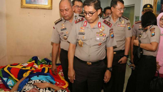 Kepala Polda Jawa Timur, Inspektur Jenderal Polisi Machfud Arifin, menjenguk anak buahnya yang sakit di Sidoarjo pada Rabu, 5 Juli 2017.