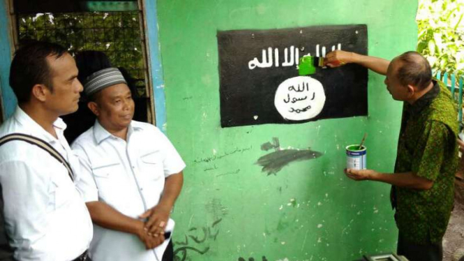 Aparat keamanan dan pemerintah setempat menghapus logo ISIS di rumah seorang terduga teroris di Medan, Sumatera Utara, pada Rabu, 5 Juli 2017.