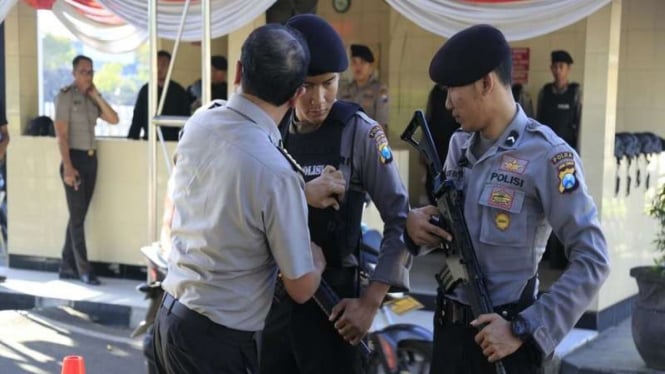 Sejumlah personel polisi bersiaga di gerbang masuk Polda Jawa Timur, Rabu (5/7/2017)