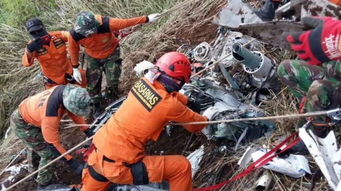 Basarnas evakuasi bangkai helikopter yang jatuh di Gunung Butak Temanggung