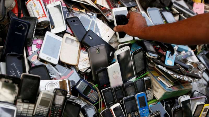 Tumpukan ponsel bekas dari beragam merek dan jenis. 