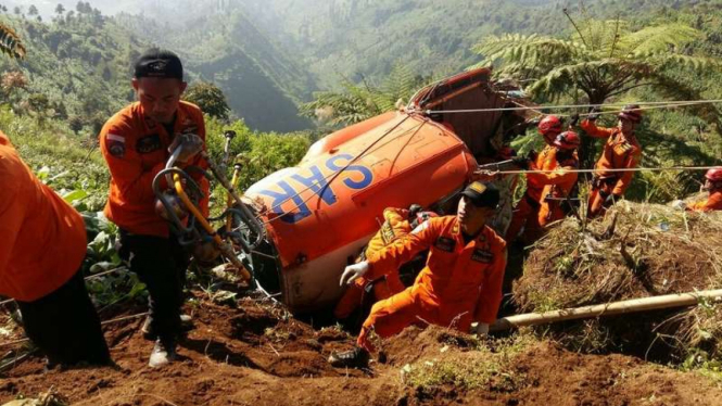 Tim Badan SAR Nasional mengangkat serpihan helikopter yang terjatuh di Jateng