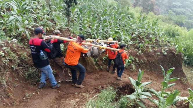 Personel Badan SAR Nasional melakukan proses evakuasi helikopter yang terjatuh di kawasan Gunung Butak Temanggung Jawa Tengah, Kamis (6/7/2017)