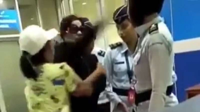 Aksi arogansi wanita yang menampar petugas Bandara Sam Ratulangi Manado Sulawesi Utara.