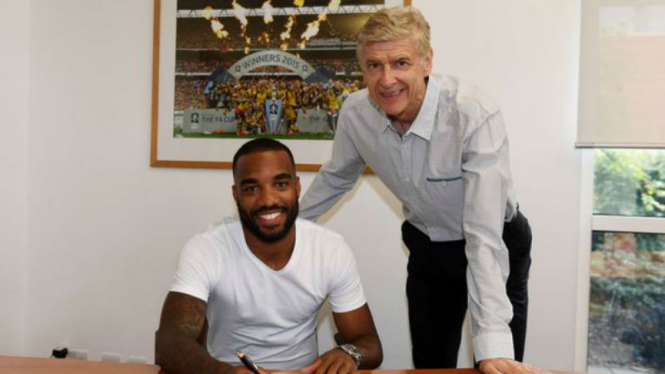 Bomber anyar Arsenal, Alexandre Lacazette, dan manajer Arsene Wenger.