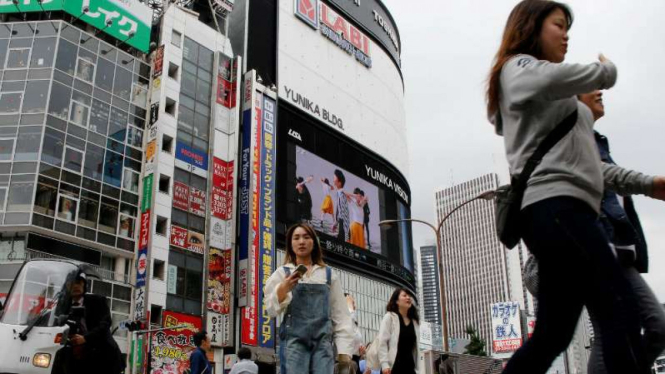 Aktivitas di pusat perbelanjaan Shinjuku di Tokyo