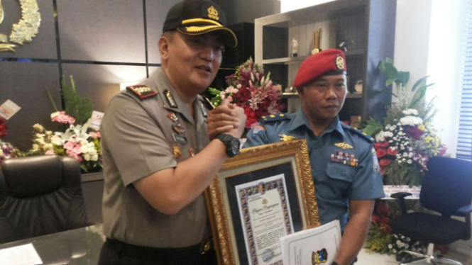 Mayor Tunggul Waluyo (kanan) menerima penghargaan dari Kepala Polrestabes Surabaya, Komisaris Besar Polisi M Iqbal, pada Kamis, 7 Juli 2017.