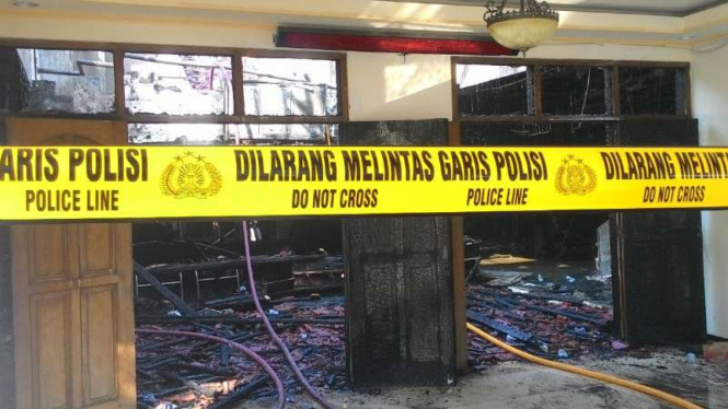 Garis polisi melintang di gedung kantor Dinas Perindustrian dan Perdagangan Jawa Timur di Surabaya setelah kebakara hebat pada Kamis, 7 Juli 2017.