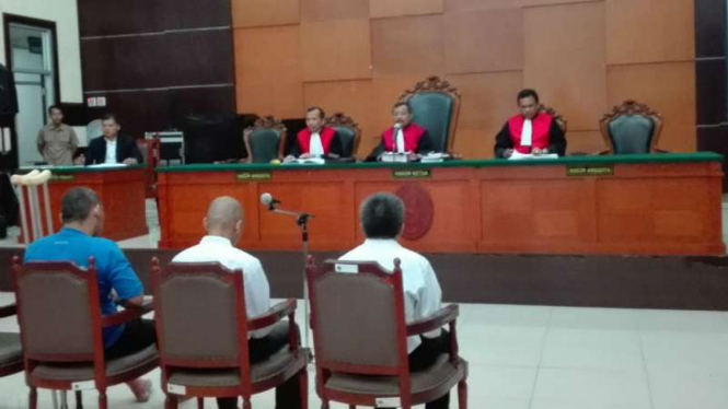 Tiga terdakwa kasus perampokan rumah mewah di Pulomas saat jalani persidangan.