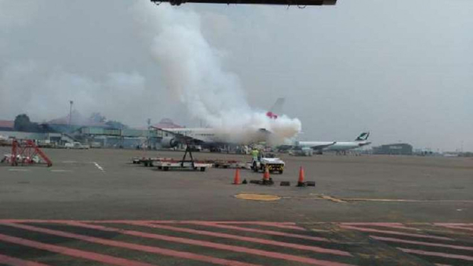 Saat China Airline keluarkan asap di Bandara Soekarno-Hatta.