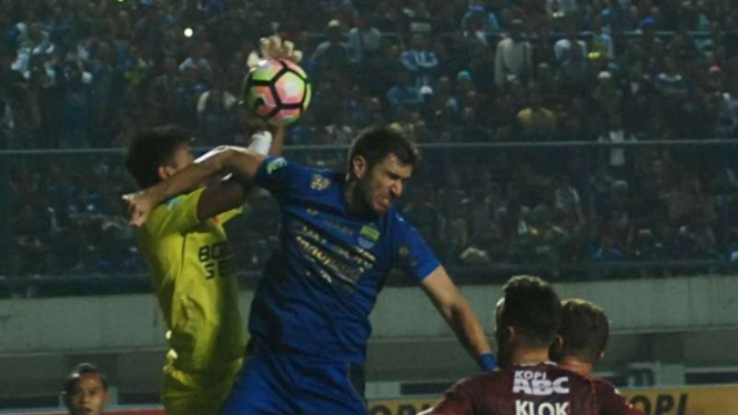 Pemain Persib Bandung, Vladimir Vudjovic, saat hadapi PSM Makassar