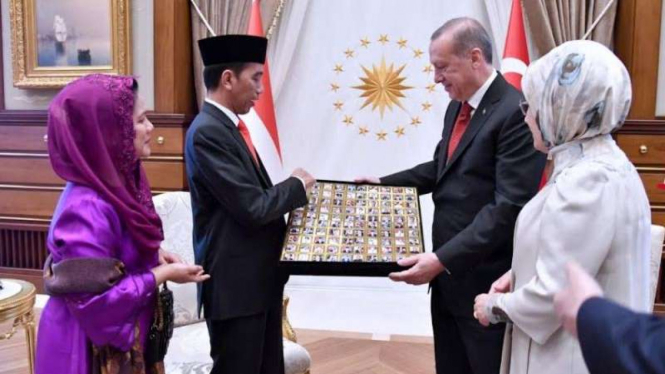 Presiden Jokowi saat menerima coklat bergambar wajahnya dari Presiden Turki Recep Tayyip Erdogan. Coklat itu adalah  buah tangan dari Ibu Negara Turki Emine Erdogan.