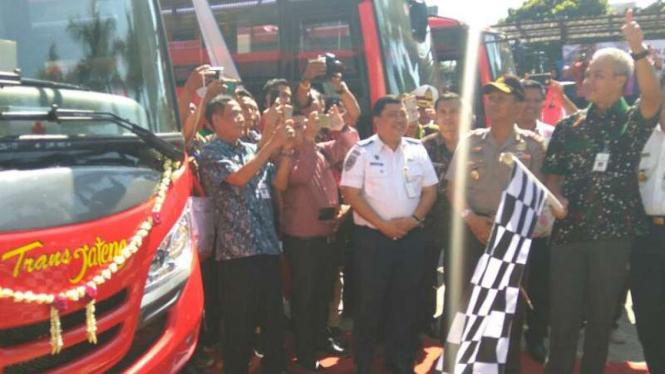 Gubernur Jawa Tengah Ganjar Pranowo (kanan) meluncurkan bus BRT Trans-Jateng Semarang-Bawen pada Jumat, 8 Juli 2017.