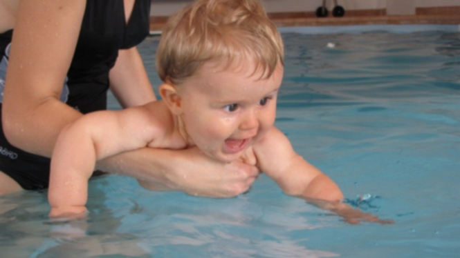 Ilustrasi bayi belajar berenang