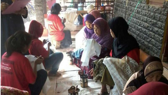 Warga Desa Jamberarum Kendal mempraktikkan cara membatik. Seluruh pekerja batik di desa ini mantan Tenaga Kerja Wanita di luar negeri, Jumat (7/7/2017)
