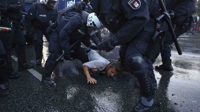 Demonstrasi anti-KTT G20 di Hamburg, Jerman, berlangsung panas. 