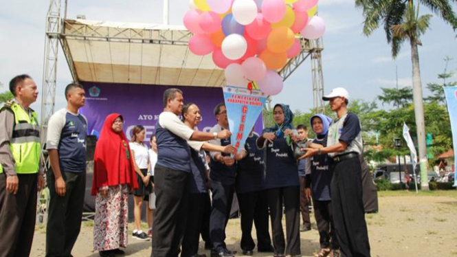 Bupati Brebes Hj Idza Priyanti SE melepas balon sebagai tanda launching Germas.