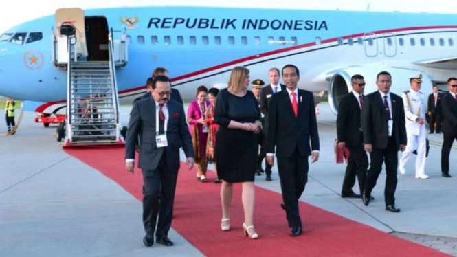 Fauzi Bowo saat menyambut Presiden Jokowi di Jerman.