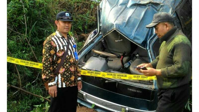  Sebuah minibus yang ditemukan di dalam jurang sedalam 50 meter di Jalan Raya Talegong Kampung Parapatan Desa Sukamulya Kabupaten Garut, Jawa Barat, Jumat (7/7/2017)