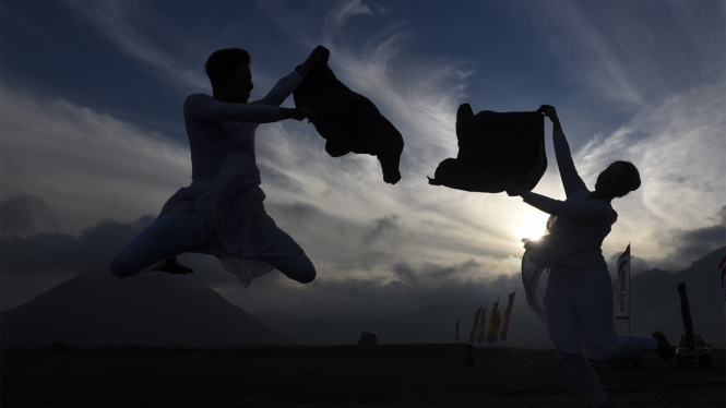 Pertunjukan Tari Tradisional dalam Eksotika Bromo