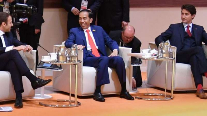 Presiden Jokowi diapit Macron (kiri) dan Trudeau.
