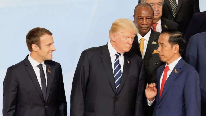 Presiden Joko Widodo (kanan) berbincang dengan Presiden AS, Donald Trump (tengah).