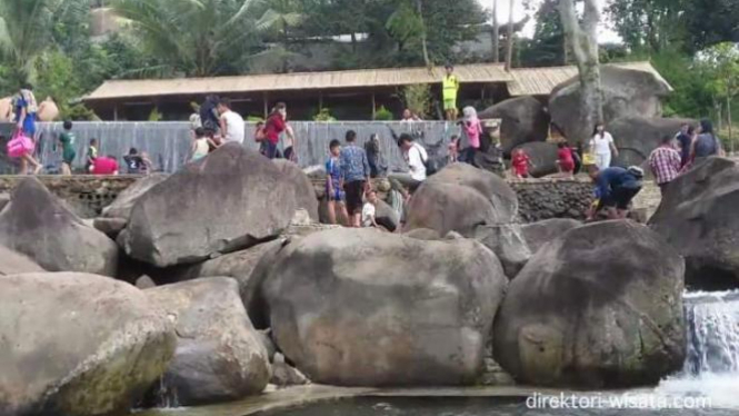 Nikmati Liburan Di Kolam Alam Taman Batu Cijanun Purwakarta