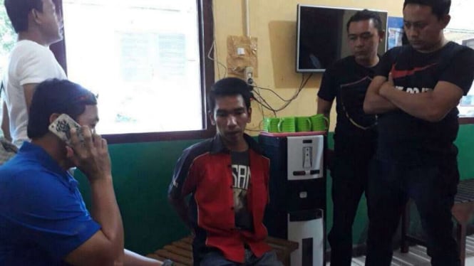 Toni Rianda Bin Wilmar (baju merah) terduga jaringan ISIS yang ditangkap Polda Sumatera Selatan