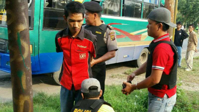 Toni Rianda Bin Wilmar (baju merah) terduga jaringan ISIS yang ditangkap polisi.