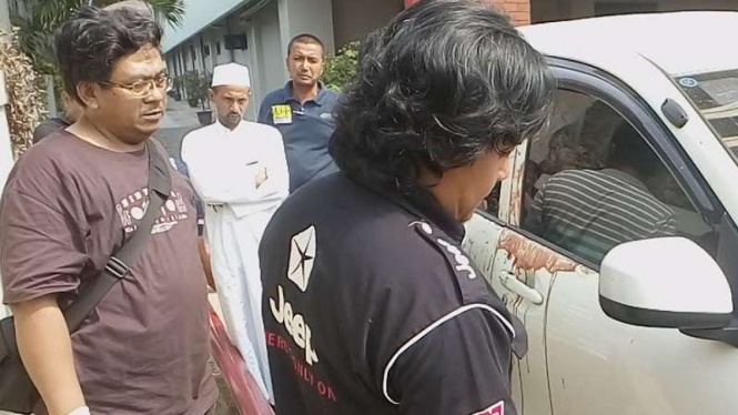 Idrus Al Gadri ikut melihat polisi periksa mobil Hermansyah.