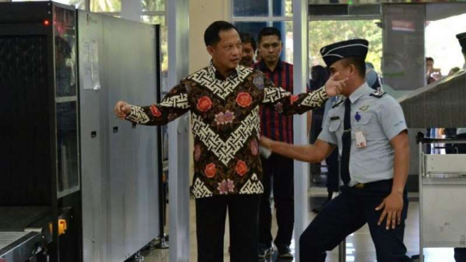 Kapolri Jenderal Tito Karnavian di Bandara Samratulangi, Minggu 9 Juli 2017