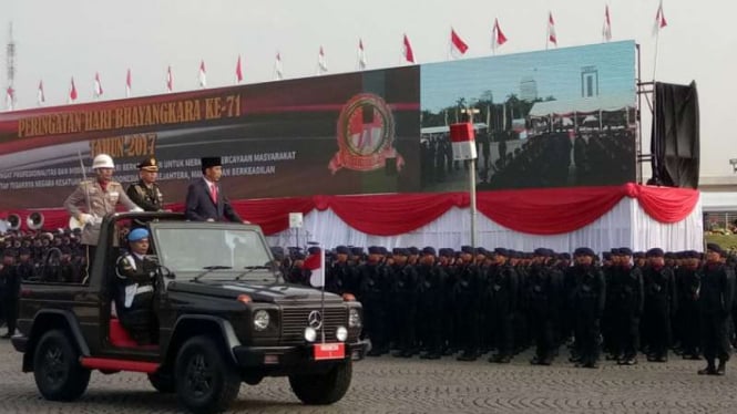 Presiden Joko Widodo, menjadi inspektur upacara pada peringatan Hari Bhayangkara