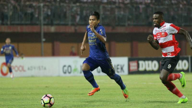 Bek Persib Bandung, Wildansyah (kiri)