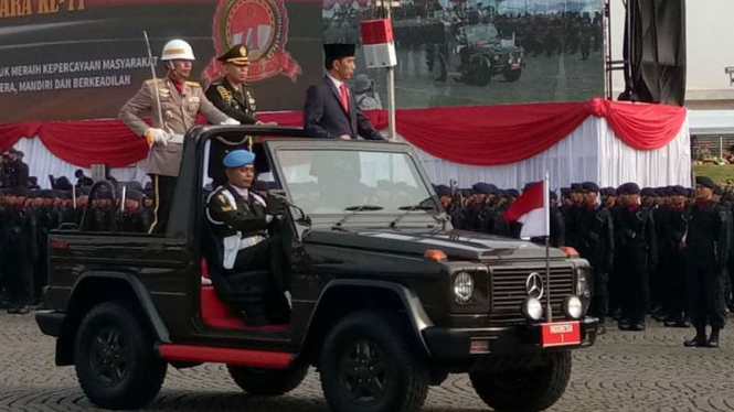 Presiden Joko Widodo, menjadi inspektur upacara pada peringatan Hari Bhayangkara