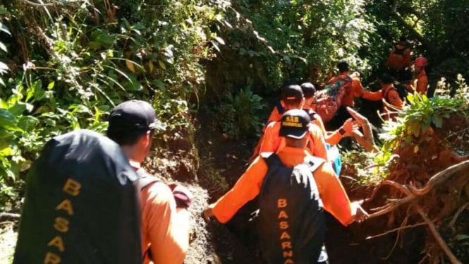 Tim SAR gabungan mengevakuasi seorang pendaki yang jatuh di jurang Gunung Slamet, Jawa Tengah, pada Senin, 10 Juli 2017.