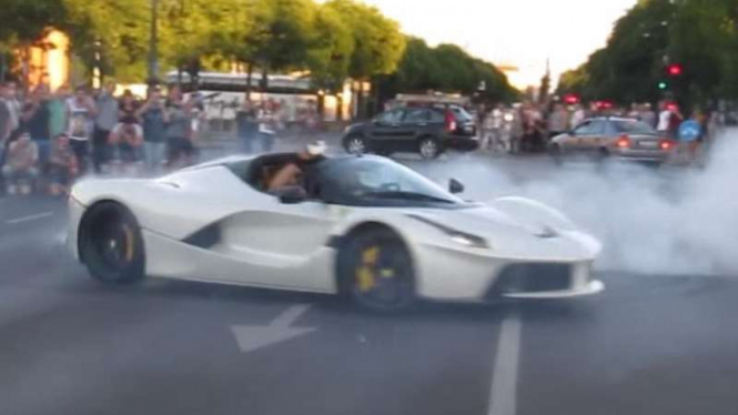 Ferrari LaFerrari Aperta.