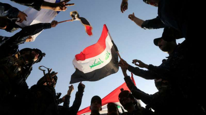 Perayaan kemenangan pasukan Irak saat merebut Kota Mosul dari ISIS.