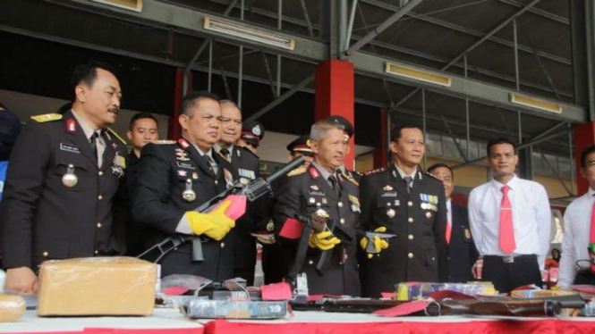Kapolda Jawa Tengah menunjukkan barang bukti senjata api ilegal
