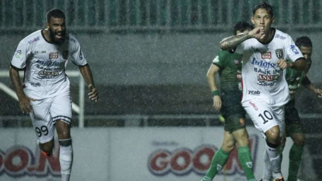 Penyerang Bali United, Irfan Bachdim (kanan)