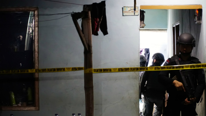 Petugas Kepolisian menjaga rumah kontrakan tempat terjadi ledakan yang diduga Bom Panci di daerah Kubang Beureum kelurahan Sekejati Buah Batu Bandung, Jawa Barat, Sabtu (8/7).