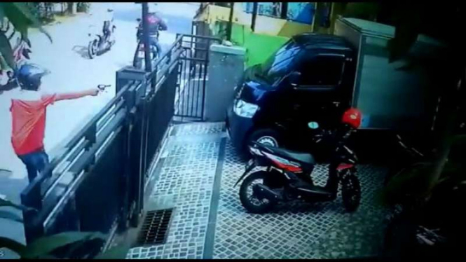 Pria tak dikenal tampak menodongkan pistol saat hendak mencuri sepeda motor di satu rumah warga di Depok, Jawa Barat, pada Senin, 10 Juli 2017.